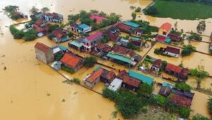 Bão lũ tại Việt Nam xảy ra thường xuyên, gây thiệt hại nặng nề về người và tài sản, đặc biệt ở miền Trung. Cần có giải pháp chủ động để giảm thiểu.